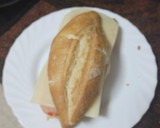 Foto del paso 4 de la receta: Bocadillo de lomo adobado con pimiento del piquillo, tortilla y queso