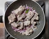 Foto del passaggio 2 della ricetta Carne bollita rosolata con la cipolla, ricetta del riciclo 🌷
