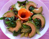 Foto del paso 3 de la receta: Ensalada de aguacate, rúcula, pasas, nueces y zanahoria