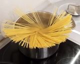 Spagetti koktélparadicsommal, mozzarellával, friss bazsalikommal recept fázis 2 fotója