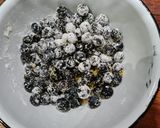 A picture of step 2 of Blueberry pie.