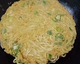 Foto langkah ke 3 dari resep 427. Omelete Mie.
