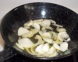 Foto del paso 2 de la receta Alcachofas con gambas peladas y piñones