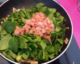 Foto del paso 6 de la receta: Crepes saborizados rellenos espinacas champiñones y gambas