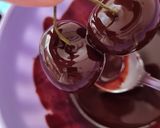 Foto del paso 3 de la receta: Cerezas bañadas en chocolate versión saludable 🍒