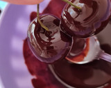 Foto del paso 3 de la receta: Cerezas bañadas en chocolate versión saludable 🍒
