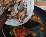 Foto langkah ke 6 dari resep Tumis Ikan Keranjang.