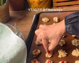 Gambar langkah 4 resipi Red pearl cookies.