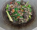 Foto langkah ke 5 dari resep Tumis Ati Ampela Kemangi Pedas.