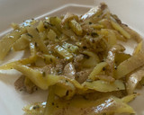 Foto del paso 3 de la receta: Chips de piel de patata en lekué con pimienta y ajo en polvo
