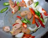 รูปขั้นตอนการทำที่ 2 ของ ข้าวผัดพริกแหนมไก่