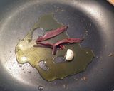 Foto del passaggio 4 della ricetta Spaghetti di semola di grano duro, con pesce persico al profumo di finocchietto selvatico e acciuga