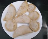 A picture of step 5 of Pery pery chicken cheese rolls.