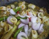 Gambar langkah 4 resipi Sotong Masak Halia Ala Thai.