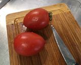 Une image de l'étape 1 de Salade de coeurs d'artichauts aux tomates, concombre et fleurs de thym.
