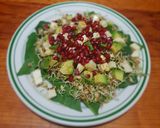 Foto del paso 2 de la receta: Ensalada de germinado de lenteja con granada, aguacate y queso