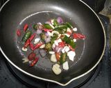 Foto langkah ke 2 dari resep Tumis kerang kupas.