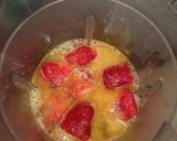 A picture of step 3 of Orange strawberry smoothy.