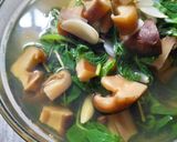 Foto langkah ke 4 dari resep Sayur Bening Bayam dan Jamur Shiitake.