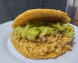 Foto del paso 8 de la receta: Arepa rellena de pollo con salsa de manzana, zanahoria, cebolla y crema...🫓🥙🥯