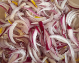 Foto del paso 1 de la receta: Ensalada de cebolla morada