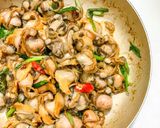 Hình bước làm 5 của món Sò lông xào bơ tỏi