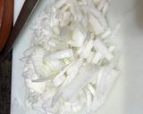 Foto del paso 2 de la receta: Pollo en salsa de cebolla y setas