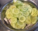 Une image de l'étape 9 de Salade de concombres marinés au chèvre frais, citron, oignon rouge et persil.