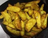 Foto del paso 5 de la receta: Patatas gajo con salchichas de bote