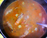 Foto del paso 27 de la receta: Sopa de marisco congelado y fresco con fondo de cebolletas