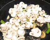 Foto del paso 1 de la receta: Revuelto, de champiñones y gulas de pobre...