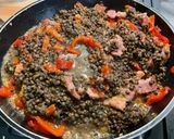 Une image de l'étape 9 de Lentilles brunes aux poivrons rouges et lard fumé.