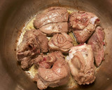 Foto del paso 6 de la receta: Cordero con especias exóticas y salsa de cebollas y pasas