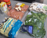 Foto del paso 1 de la receta: Ñoquis al pesto rojo con pechuga de pollo marinada en salsa de champiñones con espinacas