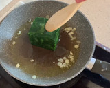 Foto del paso 1 de la receta: Arroz con rape y gambones, calabaza y espinacas