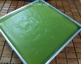 A picture of step 2 of Khanom Piak Poon (Pandan Coconut Jelly).
