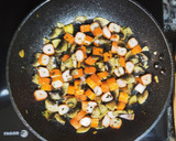 Foto del paso 2 de la receta: Salmón con revuelto de espinacas, champiñones y bocas de mar