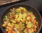 Foto del paso 5 de la receta: Pak Choi con atún, pimientos, zanahoria y patatas