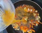 Foto langkah ke 4 dari resep Dadar Lipat Tomat Pedas.