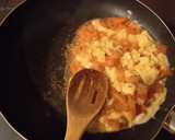 Foto del paso 2 de la receta: Huevos Revueltos con Jamón, Queso y Tomate 🥚🥓🧀🍅