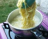Foto langkah ke 2 dari resep Mie Sosis Selimut Kulit Pangsit.