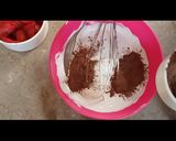 A picture of step 2 of Choco Strawberry instant dessert.