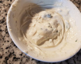 Foto del paso 2 de la receta: Dip de kéfir con hierbas aromáticas