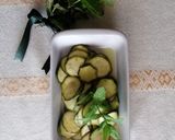 Foto del passaggio 3 della ricetta Rondelle di zucchine crude marinate, servite e conservate 🌿🌞