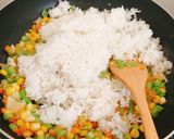 Hình bước làm 2 của món Cơm chiên cá cơm chay và rau củ