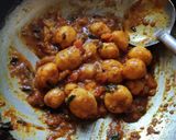 A picture of step 3 of Postu alu with spring onion.