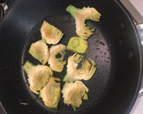 Foto del paso 11 de la receta: Bacalao confitado con puré de patatas, alcachofas y habitas
