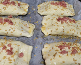Foto del paso 5 de la receta: Cañas de hojaldre con champiñones, jamón york, queso y virutas de jamón serrano