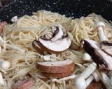 Foto langkah ke 4 dari resep Spaghetti Oglio Olio with Mushroom and Basil.