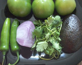 Foto del paso 1 de la receta: Salsa verde cruda con aguacate